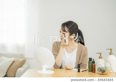 畫眼睛線的婦女 84683884