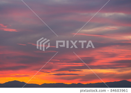 深秋日落後的夕陽雲和山脊 a-3 暖色 高飽和度 深秋日落後的夕陽雲和山脊 a-3 暖色 高飽和度 84683961