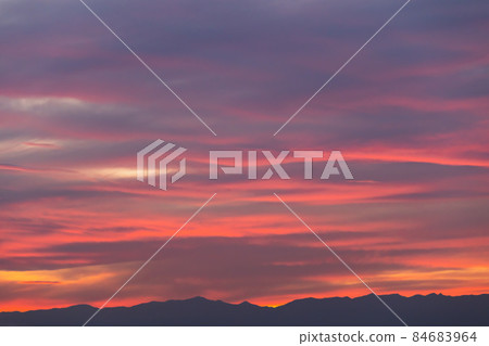 深秋日落後的夕陽雲和山脊 b-3 暖色 高飽和度 深秋日落後的夕陽雲和山脊 b-3 暖色 高飽和度 84683964