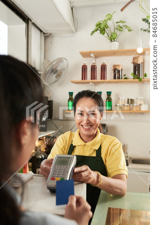 Cafe Worker Accepting Payment Cafe Worker Accepting Payment 84685015