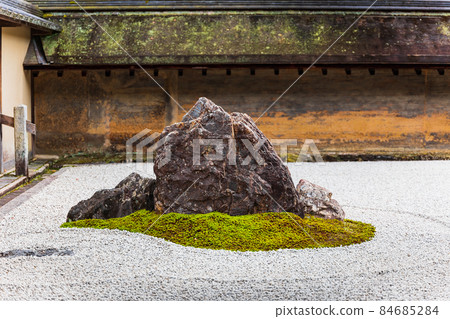 Autumn Kyoto Ryoanji Temple Stone Garden 84685284