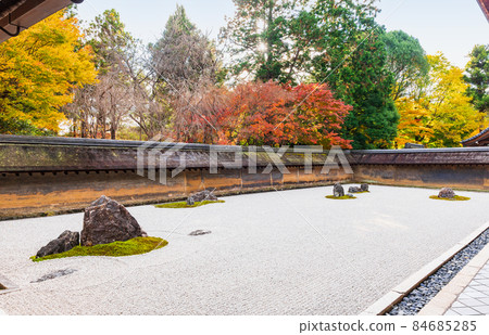 Autumn Kyoto Ryoanji Temple Stone Garden 84685285