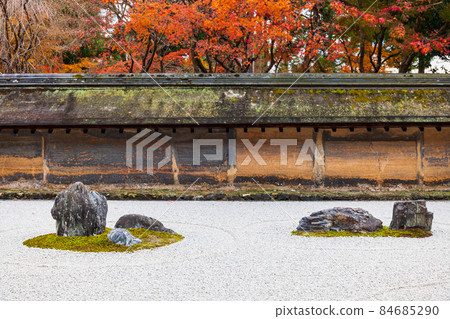Autumn Kyoto Ryoanji Temple Stone Garden 84685290