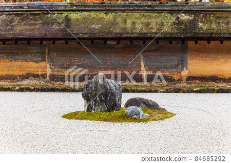 Autumn Kyoto Ryoanji Temple Stone Garden 84685292