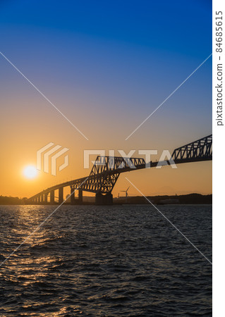 [Sunset and wind power generation at Tokyo Gate Bridge] 84685615