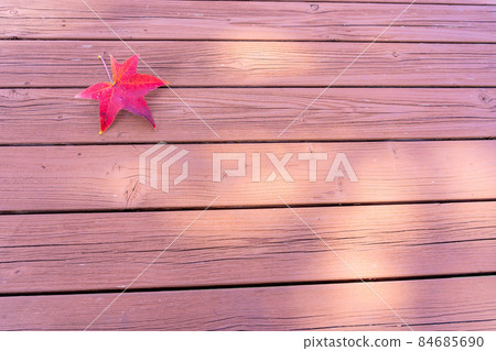 Red leaves of sweetgum on a wooden table Autumn image Red leaves of sweetgum on a wooden table Autumn image 84685690