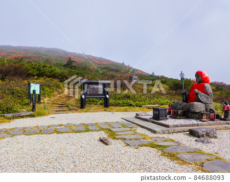 Zao Jizoson in the fog (Yamagata Prefecture, Zao Onsen, Jizo summit) 84688093