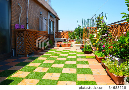 DIY the large roof balcony of the condominium and live with greenery 84688216