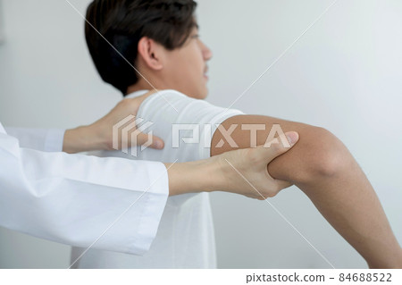 Female physiotherapists provide physical assistance to male patients with shoulder injuries massage their shoulders for muscle recovery in the rehabilitation center. Physiotherapy concepts Female physiotherapists provide physical assistance to male patients with shoulder injuries massage their shoulders for muscle recovery in the rehabilitation center. Physiotherapy concepts 84688522