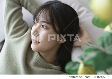 一個女人在床上放鬆的肖像 一個女人在床上放鬆的肖像 84690798