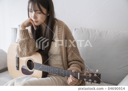 Guitar and female portrait 84690914