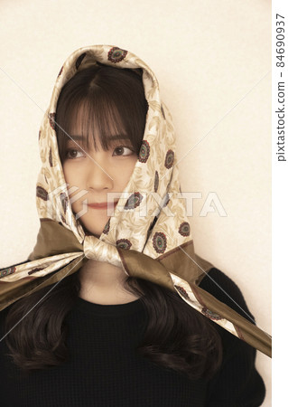 A woman who rolls a scarf with Machiko A woman who rolls a scarf with Machiko 84690937