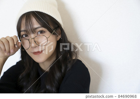 Woman in knit hat and glasses Woman in knit hat and glasses 84690968