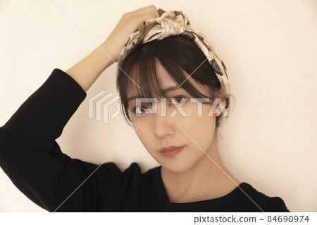 頭上圍著圍巾的女人 頭上圍著圍巾的女人 84690974