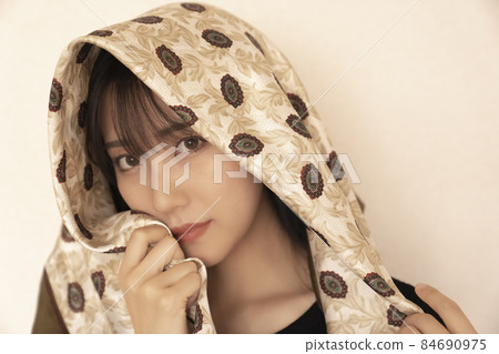 頭上圍著圍巾的女人 84690975