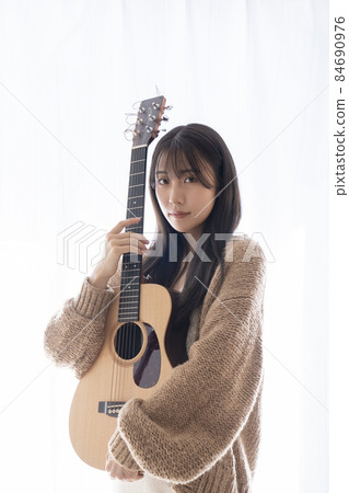 吉他和女性肖像 84690976