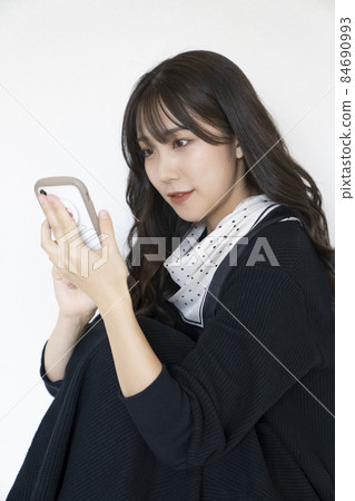 一個女人看著智能手機的肖像 一個女人看著智能手機的肖像 84690993