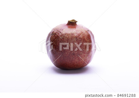 Fresh pomegranate seen from the front 84691288