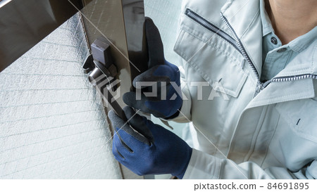 Image of adjusting and replacing the crescent lock of the aluminum sash 84691895