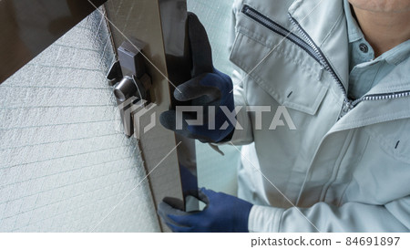 Image of adjusting and replacing the crescent lock of the aluminum sash Image of adjusting and replacing the crescent lock of the aluminum sash 84691897