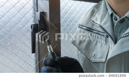 Image of adjusting and replacing the crescent lock of the aluminum sash 84691899