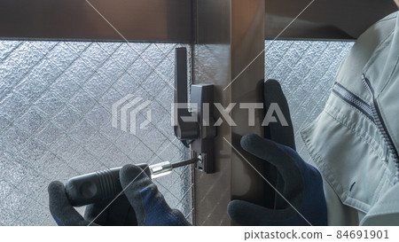 Image of adjusting and replacing the crescent lock of the aluminum sash 84691901