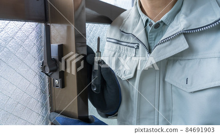 Image of adjusting and replacing the crescent lock of the aluminum sash 84691903