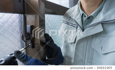 Image of adjusting and replacing the crescent lock of the aluminum sash 84691905