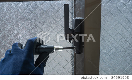 Image of adjusting and replacing the crescent lock of the aluminum sash 84691908