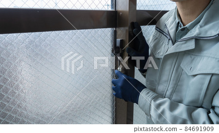 Image of adjusting and replacing the crescent lock of the aluminum sash Image of adjusting and replacing the crescent lock of the aluminum sash 84691909