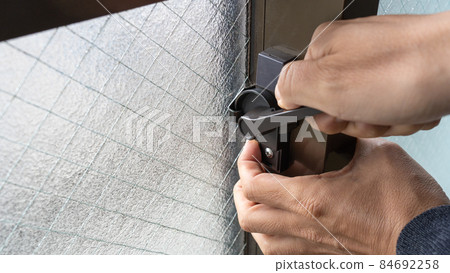 Tighten the crescent lock of the aluminum sash ・ Image of security measures 84692258