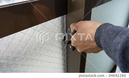 Tighten the crescent lock of the aluminum sash ・ Image of security measures 84692260
