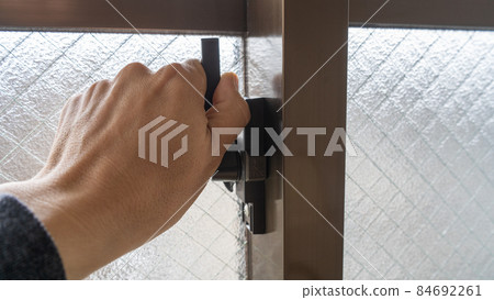 Tighten the crescent lock of the aluminum sash ・ Image of security measures 84692261
