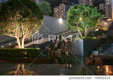the Courtyards at Bank of China Tower 18 sept 2004 84692424