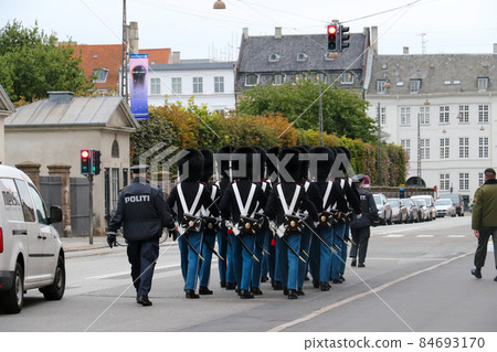 Alternating polynomial of guards in Copenhagen, Denmark Alternating polynomial of guards in Copenhagen, Denmark 84693170