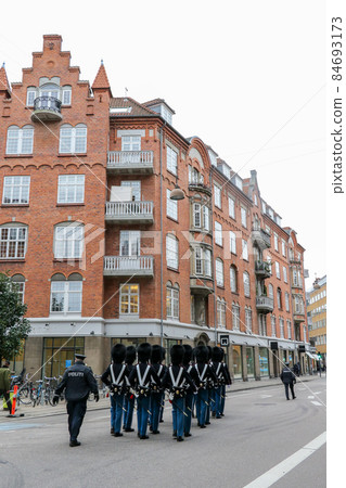Alternating polynomial of guards in Copenhagen, Denmark Alternating polynomial of guards in Copenhagen, Denmark 84693173