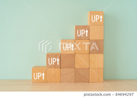 上面寫著“UP”的積木 84694297