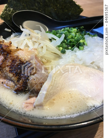 Tonkotsu ramen with chicken and pork roast Tonkotsu ramen with chicken and pork roast 84695367
