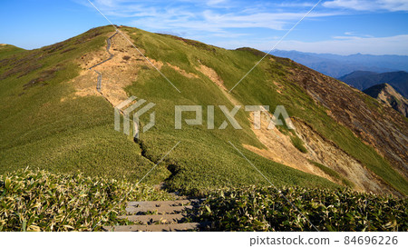 通往晴空和千倉山的山脊線和絕景 84696226