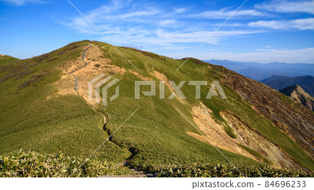 A ridgeline and a superb view leading to the clear sky and Mt. Sennokura 84696233