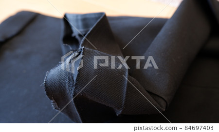 校服褲下擺破洞 校服褲下擺破洞 84697403