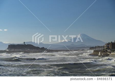 從稻村崎公園看到的富士山和江之島[神奈川縣鎌倉市] 84698371