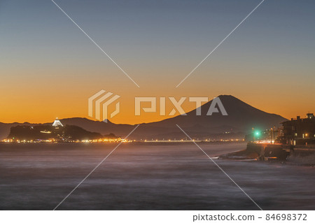 湘南江之島和富士山的夜景[神奈川縣鎌倉市] 84698372