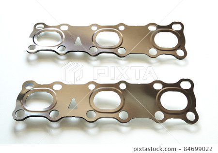 Genuine gasket to be attached to the connection between the cylinder head of the V6 engine and the exhaust manifold 84699022