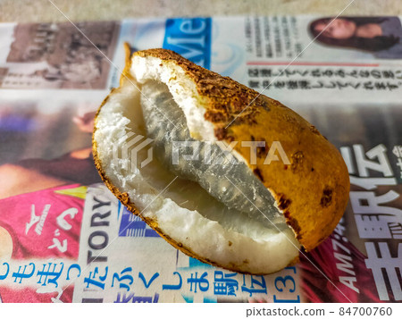 Akebino fruit when it's ready to eat 84700760