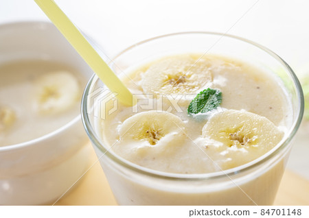 Homemade banana smoothie 84701148