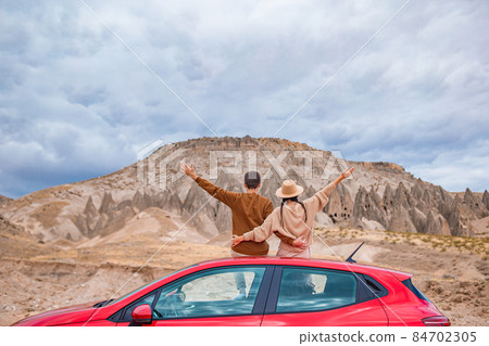 Happy couple on summer car vacation 84702305