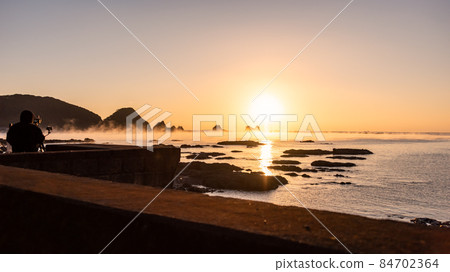 << Wakayama Prefecture >> Kushimoto Town Tawara Beach First Sunrise << Wakayama Prefecture >> Kushimoto Town Tawara Beach First Sunrise 84702364