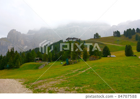 A picturesque view of the mountains on a foggy autumn morning. 84707588