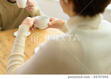 在咖啡館的一個場景 84707948